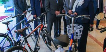 وزير الشباب يتفقد أنواع الدراجات المدعمة