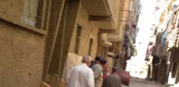 بلاعات الصرف الصحي مفتوحة وأكوام القمامة تعج بشوارع قرية كفر حجازي بالمحلة