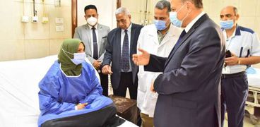 اللواء عصام سعد محافظ اسيوط خلال جولته بالمستشفيات