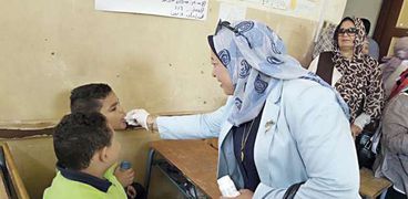 حملة تطعيم الأطفال ضد الديدان المعوية تتواصل فى المدارس
