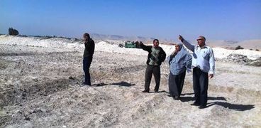 لجنة لمعاينة قطعة أرض لإنشاء محطة صرف صحي بدار السلام بسوهاج