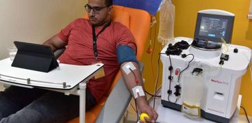 أحد المواطنين أثناء التبرع ببلازما الدم