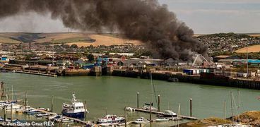 سحب الدخان تغطي ميناء ساسكس البريطاني