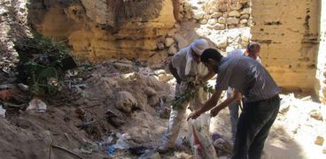  فريق "إنقاذ أثر" يرفع مخلفات مقابر كوم الشقافة بالإسكندرية بمعدات يدوية