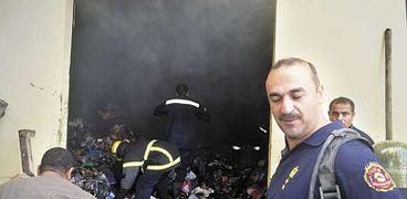 قوات الحماية المدنية أثناء محاولة إطفاء أحد الحرائق فى مخزن بالغردقة