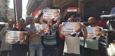 مواطنون يرفعون صور الرئيس عبد الفتاح السيسي