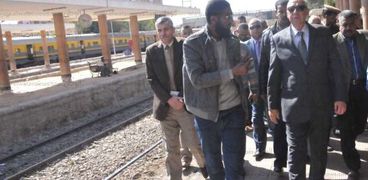 بالصور| محافظ أسوان يتفقد أعمال تطوير محطة السكك الحديدية