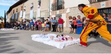 القفز فوق الرضع من الطقوس الغريبة فى أسبانيا