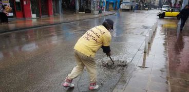 عم كمال مرجان متطوع متجول مجاناً لنزح المياه من شوارع الإسكندرية "من أجل بلادي"