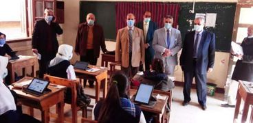 طالبات الصف الأول الثانوي يؤدون الامتحانات وسط إجراءات كورونا