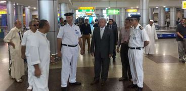 مدير أمن مطار القاهره الدولي يتفقد صالات السفر والوصول