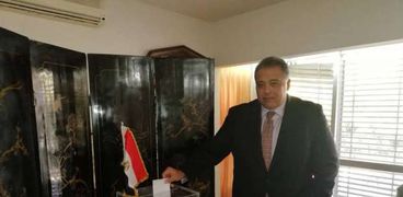 سفير مصر بالأرجنتين يدلي بصوته في الانتخابات الرئاسية