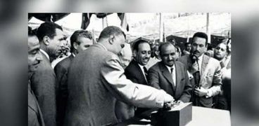 الرئيس عبد الناصر خلال تحويل مجرى نهر النيل للبدء في بناء السد العالي