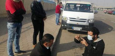 أسر ضحايا حادث العمرة أمام منفذ 35 بقرية البضائع بمطار القاهرة