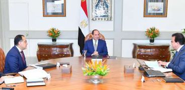 الرئيس السيسى خلال اجتماع سابق مع رئيس الوزراء ووزير التعليم العالى