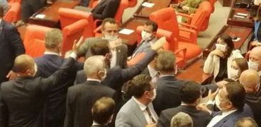 برلمان تركيا ينهي جلساته بمعركة بين نواب أردوغان ومعارضيه