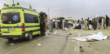 سيارات الإسعاف تنقل المصابين والقتلى فى حادث بمدينة «الحمام»