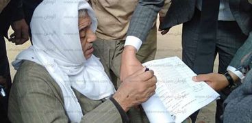 قاضي مدرسة المحسمة يخرج لمسن لتسهيل التوقيع والمواطن "دمتم شرفاء".