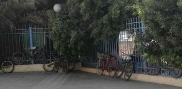 ركن الدراجات على سور محطة «عين حلوان»