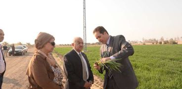 رئيس جامعة أسيوط يعلن عن نجاح استصلاح 120 فدان بمزرعة الوادي الأسيوطي