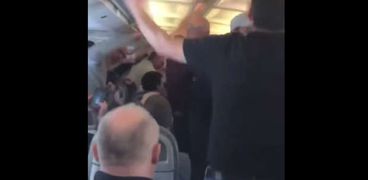 جماهير "ليفربول" تنتهك قواعد الأمان في الطائرة وتهتف لفريقها