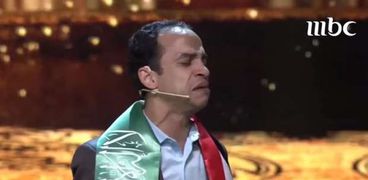 شاعر مصري يبكي