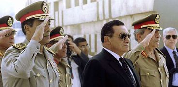 الرئيس الأسبق حسني مبارك وإلى يمنيه المشير محمد حسين طنطاوي القائد العام السابق للقوات المسلحة - صورة أرشيفية