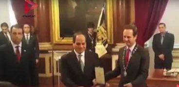 بالفيديو| عمدة لشبونة يمنح الرئيس السيسي مفتاح المدينة