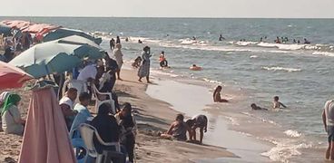 مواطنون على الشواطئ هربا من ارتفاع درجات الحرارة