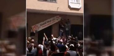 المتظاهرون في تونس يزيلون لافتة حزب حركة النهضة من على مقرها
