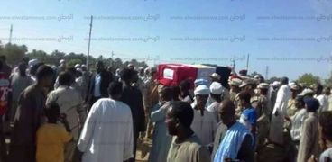 الآلاف يشيعون جنازة شهيد سيناء في أسوان