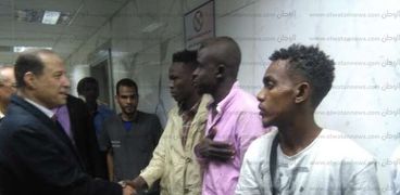 بالصور| نائب محافظ أسوان يزور المصابين السودانيين في المستشفى الجامعي