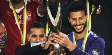 مؤمن زكريا يحمل الكأس الإفريقية التاسعة للنادي الأهلي مع محمد الشناوي