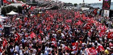 مؤيدو مرشح حزب المعارضة التركية فى مسيرة قبل الانتخابات