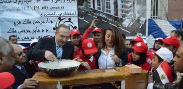 وزيرة التضامن ومحافظ بني سويف يضعان حجر أساس مستشفى الهلال الأحمر