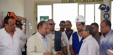 محافظ الإسكندرية يتفقد محطة "المنشية 2" ويطمئن علي تجهيزات شركة مياه الشرب بالإسكندرية