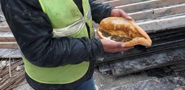 وجبات غير أدمية تقدم للعمال في تركيا