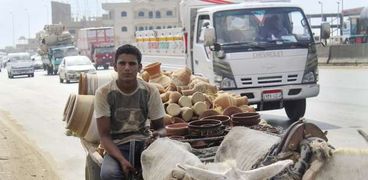 «محمود» يبيع الفخار على الطريق الدائرى