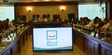 محافظ الجيزة خلال اجتماعه مع رؤساء الأحياء والمدن