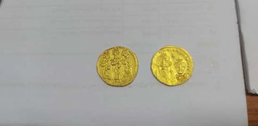 جمارك مطارالقاهرة تضبط محاولة تهريب عدد من من العملات والقطع الأثرية