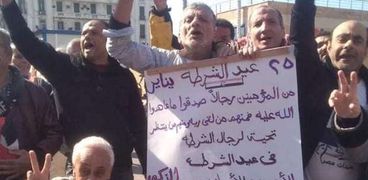 عشرات المواطنين يحتفلون بعيد الشرطة بـ"القائد إبراهيم" وسط الإسكندرية