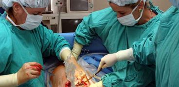 طبيب مخمور "يقتل" حاملا وجنينها أثناء الولادة