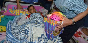 هدايا ولُعب لأطفال مرضي الكلي بمستشفي سوهاج الجامعي بمناسبة عيد الفطر