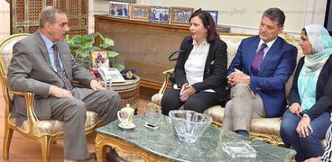 محافظ أسيوط يلتقي ممثل اليونيسيف بمصر لبحث سبل جهود دعم حماية الاطفال وتمكين الفتيات