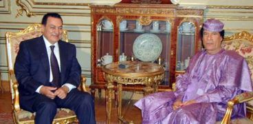 قفشات مبارك .. سخر من نتنياهو و"شوال مكرونة" القذافي