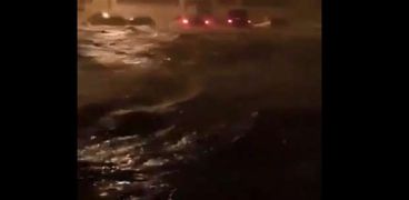 مياه البحر تجتاح شوارع سلطنة عمان بسبب إعصار "مكونو"