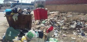 بالصور| القمامة تحاصر المعهد الأزهري في الغردقة والكابلات العارية تهدد حياة التلاميذ