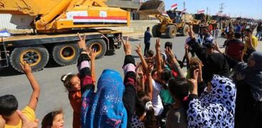 أهالي غزة يستقبلون المعدات المصرية