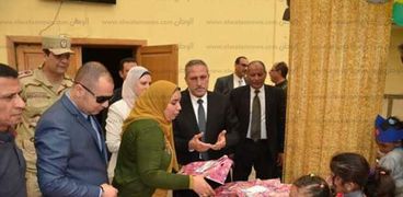 محافظ الإسماعيلية يشهد احتفالية مكتبة مصر العامة بيوم العطاء وتكريم الأطفال الأيتام .