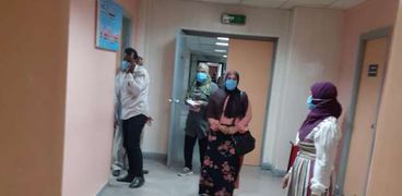 بدء ارتداء الكمامات من قبل المترددين على مستشفى الأقصر الدولي